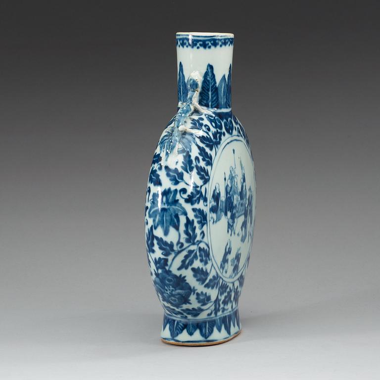 A blue and white moon flask, Qing dynasty, 19th Century.