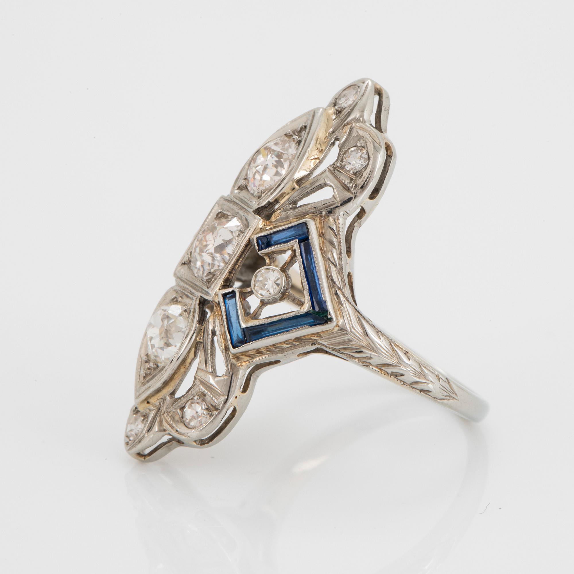 Ring 18K vitguld med gammalslipade diamanter total vikt ca 1.30 ct samt safirer, sannolikt syntetiska.