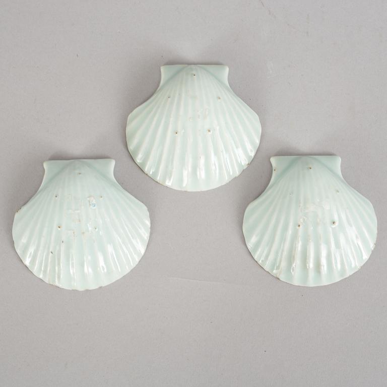 A set of three blue and white butter shells, Qing dynasty, Qianlong (1736-95).