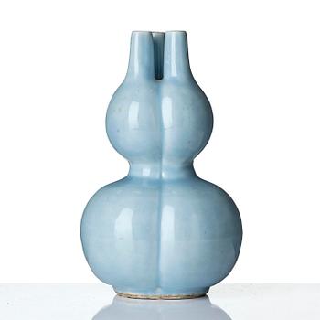 A 'claire de lune' glazed double-gourd vase, Qing dynasty 18/19th century.