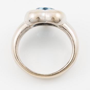 A ring in 18K white gold with a heart-shaped faceted topaz.