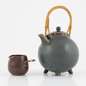 Gunnar Nylund, a stoneware teapot, a creamer and two bowls, Rörstrand.