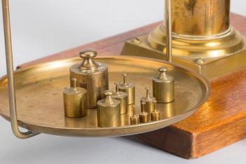 VÅG med vikter (17 st), tidigt 1900-tal.