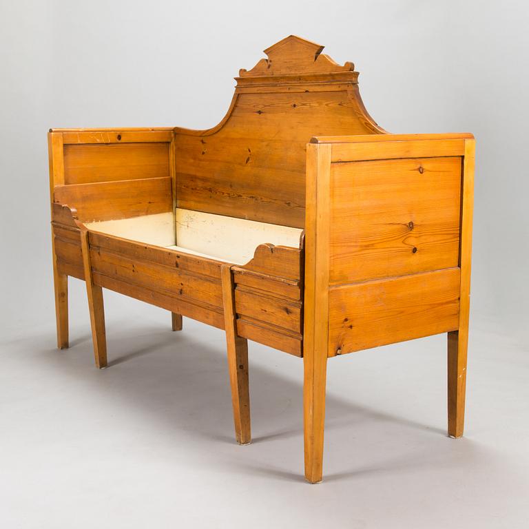 A wooden bed / sofa from around 1900.