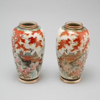 A pair of japanese vases, first half of the 20th century.