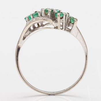 A 14K white gold ring with emeralds and diamonds ca. 0.02 ct in total. Import marked Turun Hopea, Turku 1995.