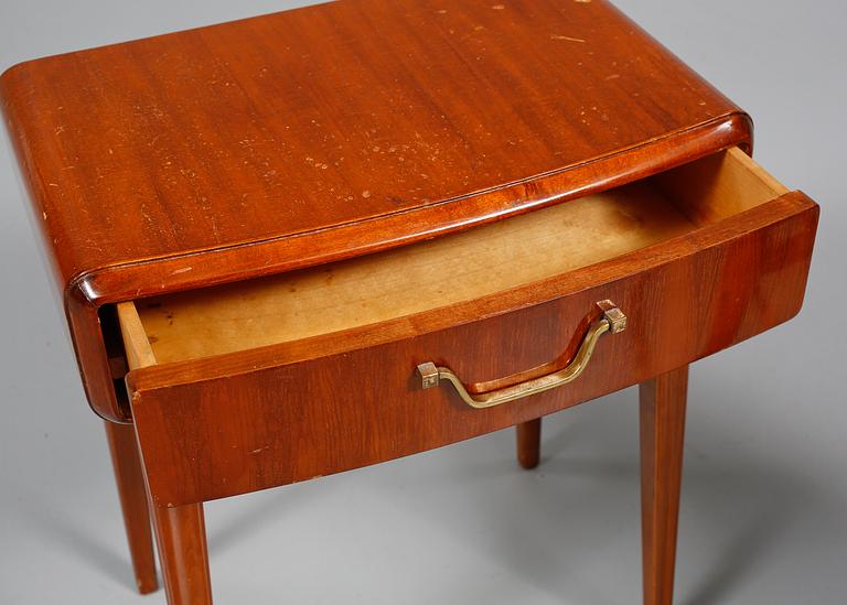 SÄNGBORD, ett par, omkring 1900-talets mitt.