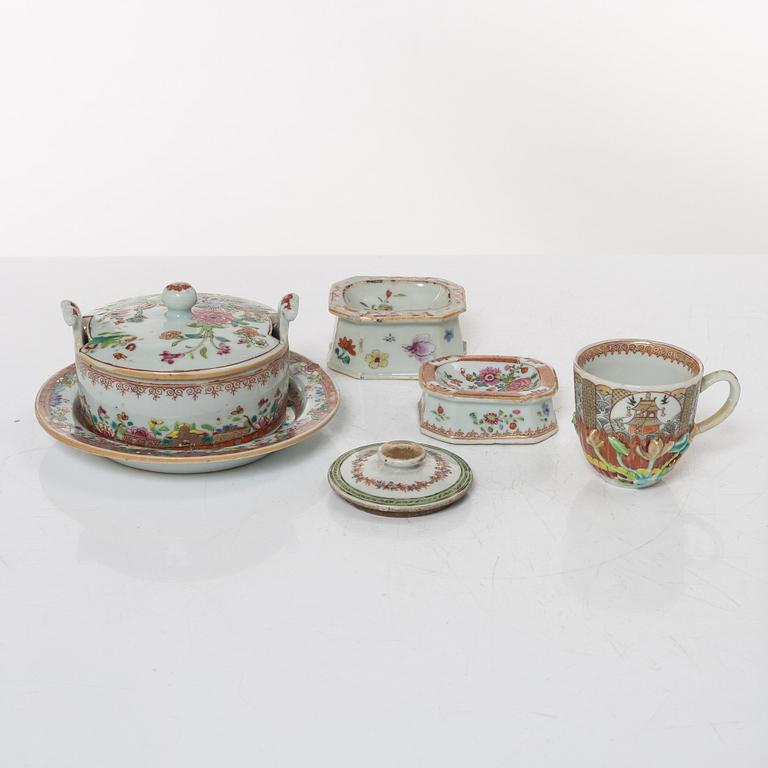 Karott med lock och fat, två saltkar, porslin, Kina, Qingdynastin, Qianlong (1736-95).