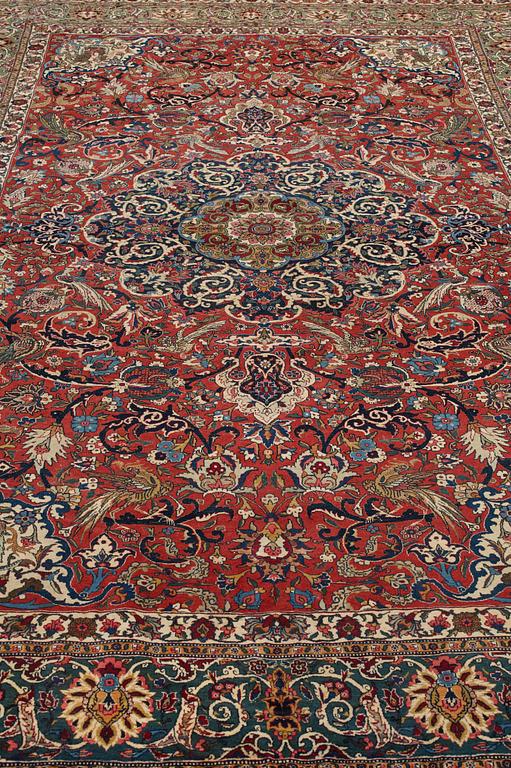 A CARPET, a semi-antique Esfahan park silk, ca 309 x 206,5 cm.