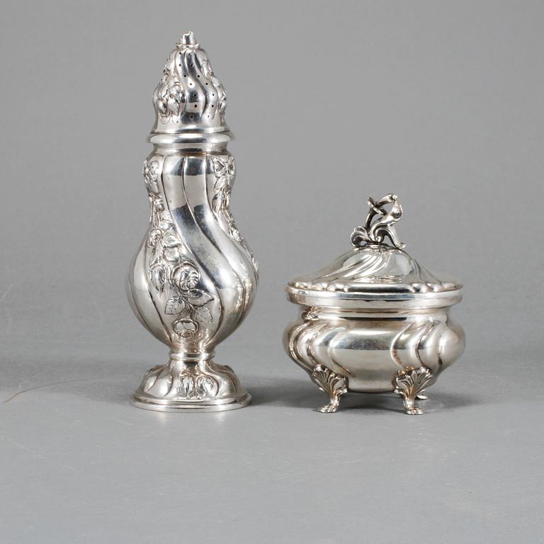 SOCKERSTRÖARE SAMT SOCKERSKRIN, rokokostil, silver, bl a Stockholm, 1900-tal, vikt 398 gram.