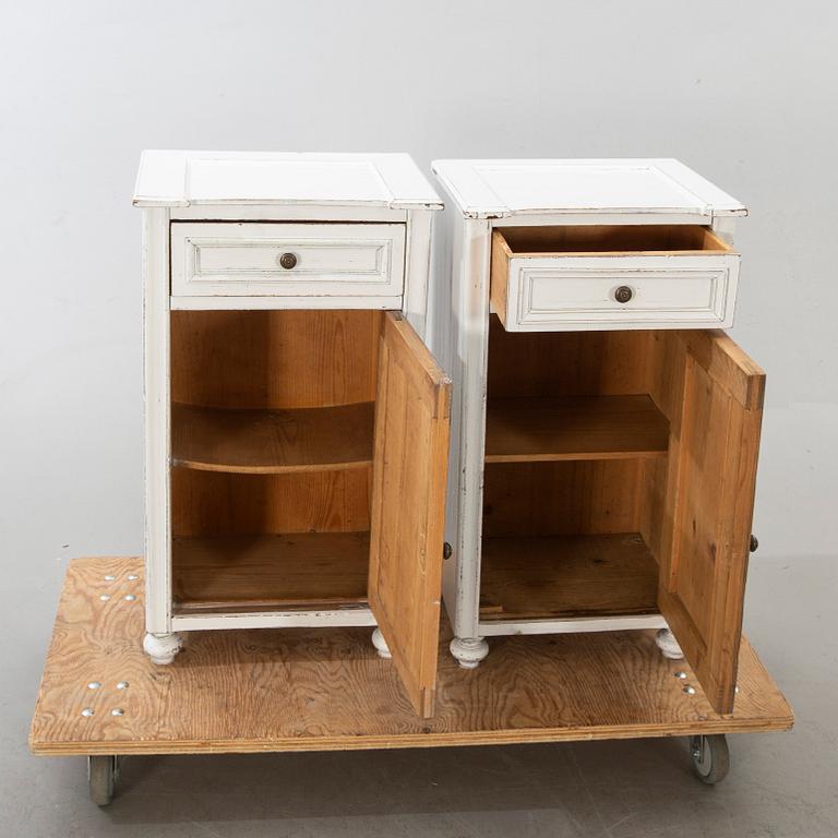 SÄNGBORD, ett par. Modern tillverkning.