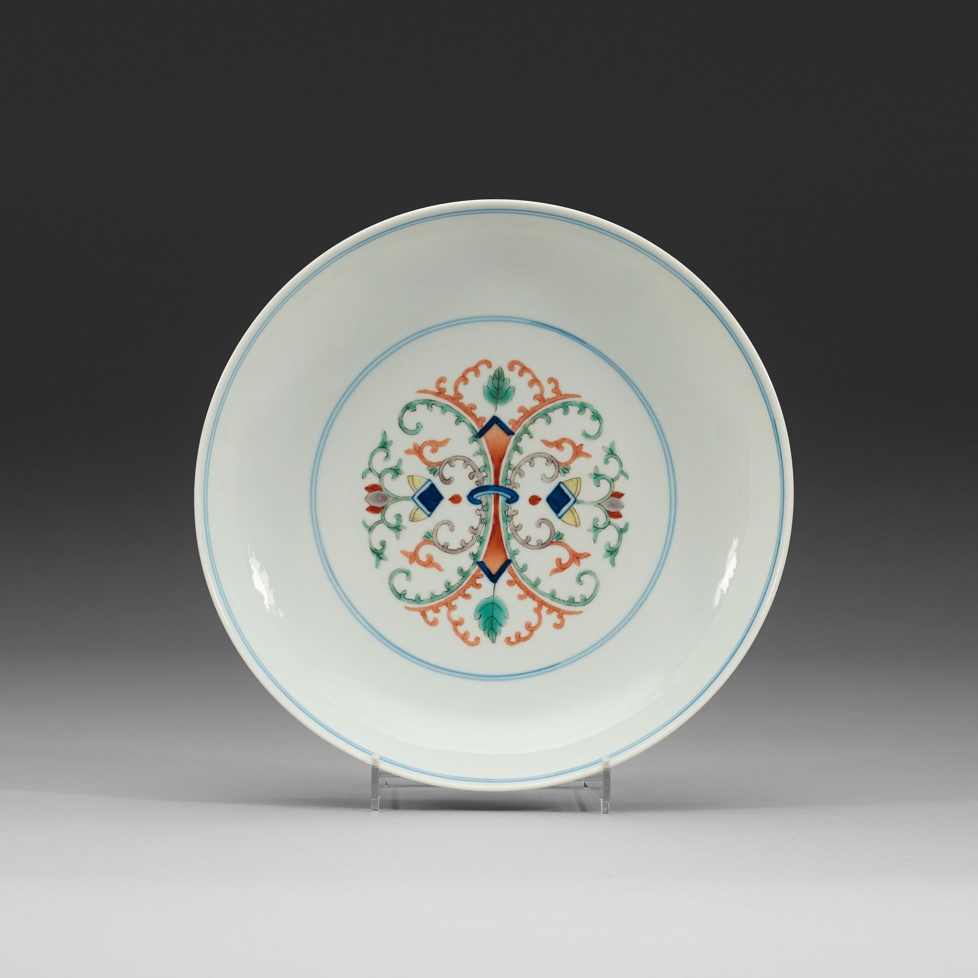 A wucai dish, Qing dynasty with Tongzhis six character mark and period (1862-74).