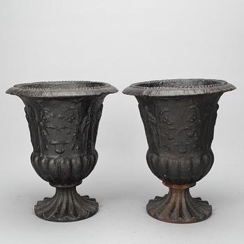 TRÄDGÅRDSURNOR, ett par, gjutjärn, märkta S:B. Empire, 1800-talets första hälft.