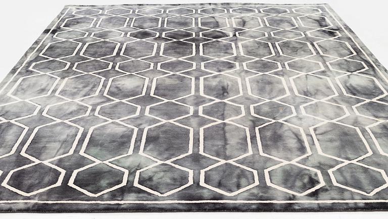 Matta, "Tie Dye Graphite Ink Rug", Dusty Deco, ca 395 x 290 cm.
