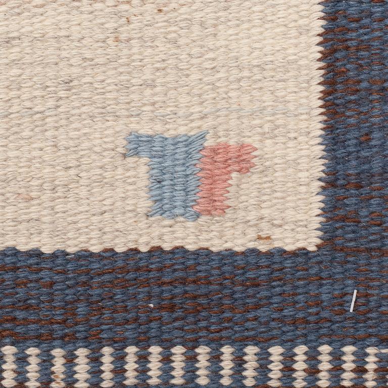 MATTO,  "Skogsstjärna blå", flat weave, ca 327,5 x 197,5 cm, signed V (Erik Lundberg, Vävaregården, Eringsboda).
