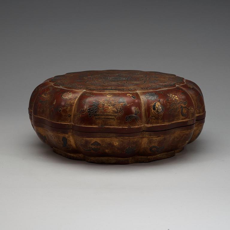 A large lacquered box with cover, Qing dynasty, 18th Century.