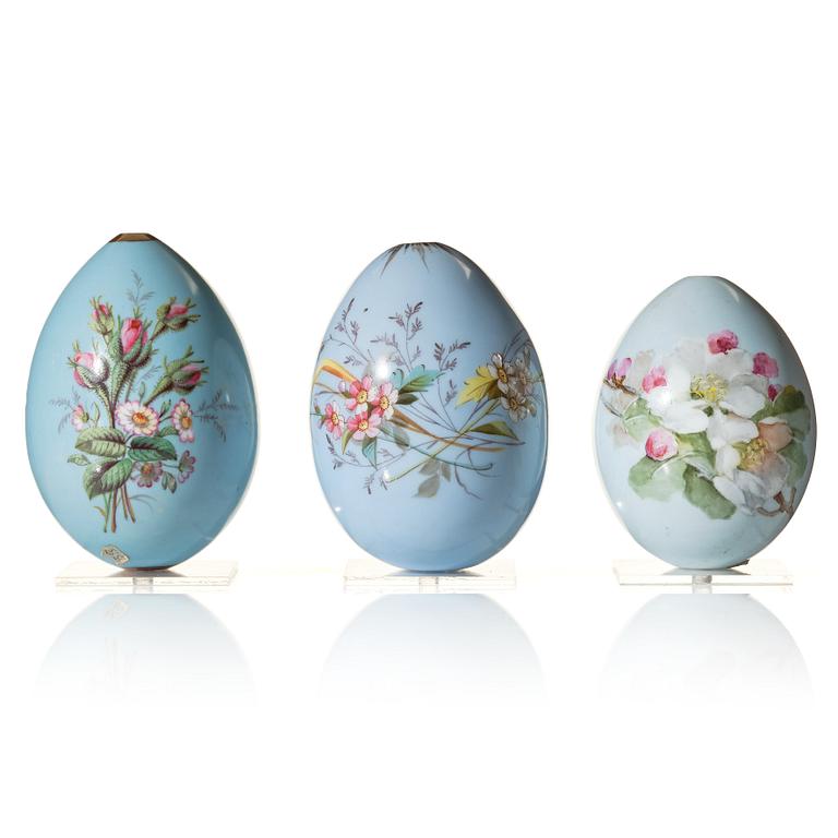 Ägg, tre stycken, porslin. Ryssland, 1890-1900, troligen Kejserliga porslinmanufakturen, St Petersburg.