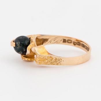 BJÖRN WECKSTRÖM, A 14K gold and moss agate ring. Lapponia 1970.