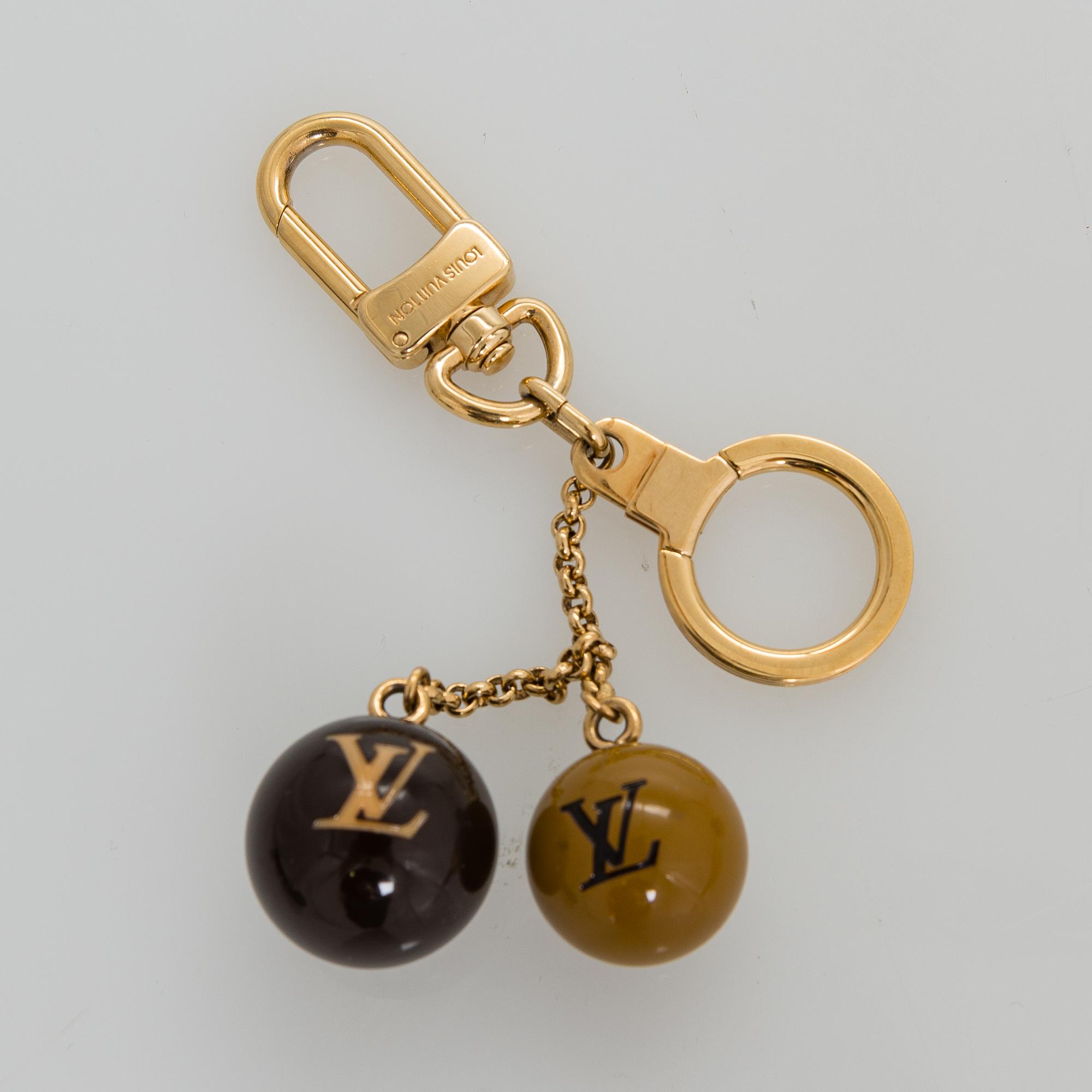 LOUIS VUITTON, nyckelringar 3 st samt plånbok.