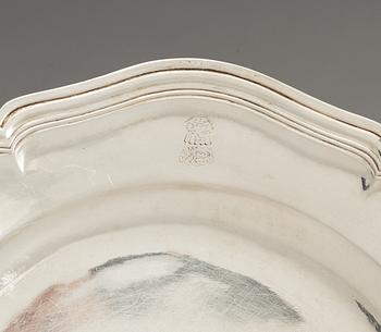 A SET OF ELEVEN RUSSIAN SILVER DINNER PLATES, unidentified makers mark AGI, S:t Petersburg 1799.