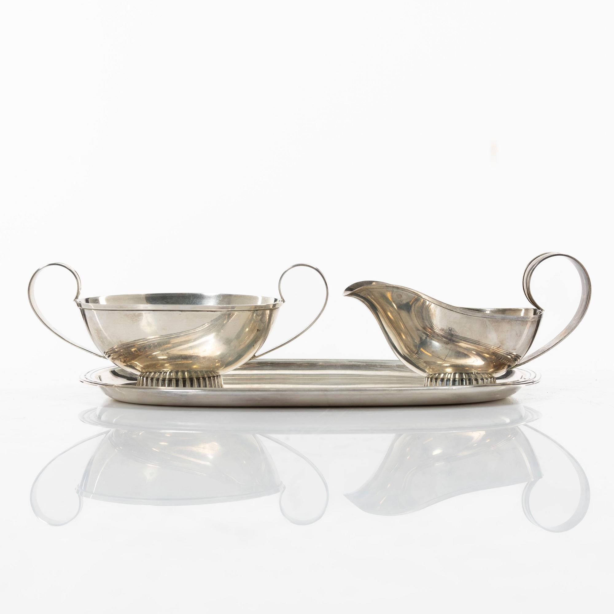 Tre delar silver, sockerskål, mjölkkanna och bricka. CG Hallberg 1953 & K & EC 1949.