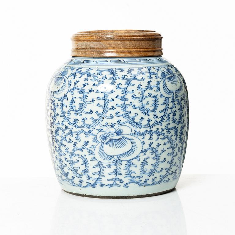 Kruka med lock/bojan, porslin, Kina, Qingdynastin, 1800-tal.