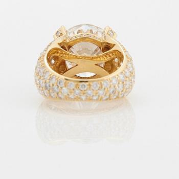 A ring in 18K gold set with a round brilliant-cut diamond 10.08 ct G vs2.