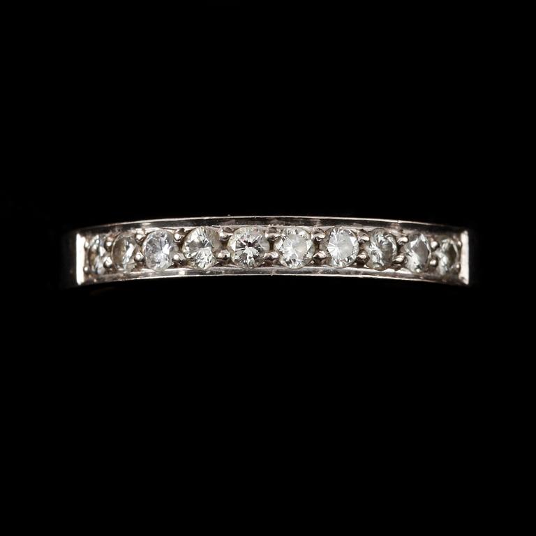 RING, 18 k vitguld med briljantslipade diamanter, tot ca 0,35 ct. Göteborg 1974. Vikt 3,8 g.