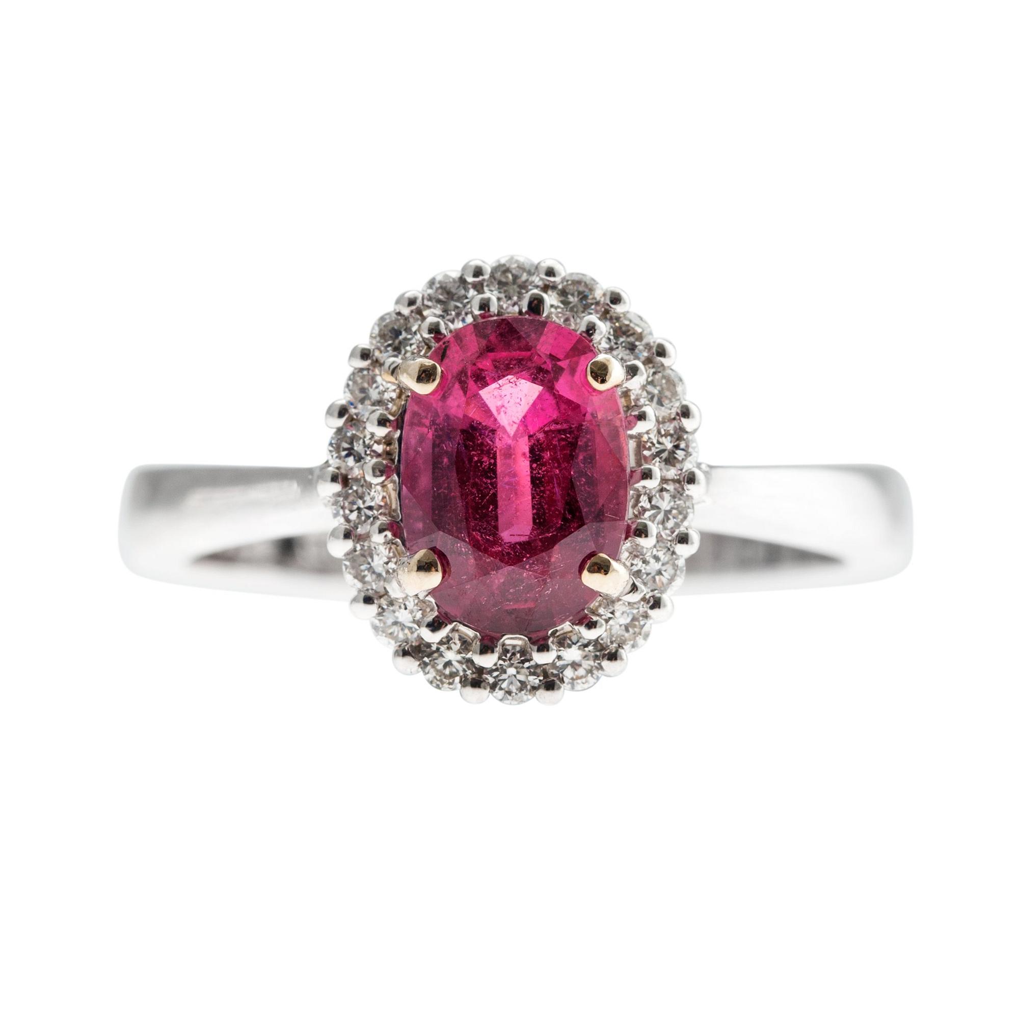 SORMUS, 14K valkokultaa, rosa safiiri 1.70 ct. Briljanttihiottuja timantteja 0.30 ct. Paino 5,4 g.