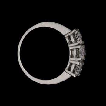 RING, med tre briljantslipade diamanter, 0.60, 0.67 resp  0.61ct.