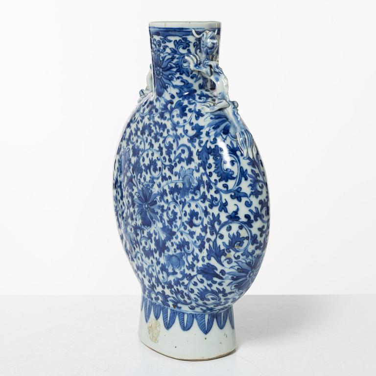 A Chinese blue and white porcelain moonflask, Qing dynasty, 19th century.