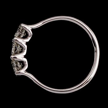 RING, 18 k vitguld, 3 briljantslipade diamanter tot 1.01 ct. Vikt ca 4,6 g.