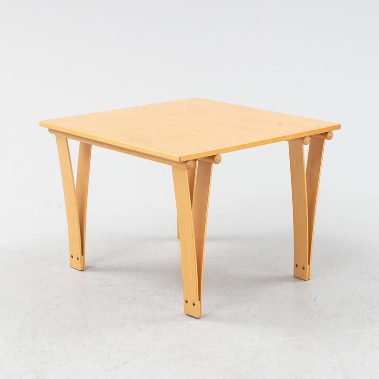 Soffbord/sidobord, masurbjörk, 1900-talets slut.