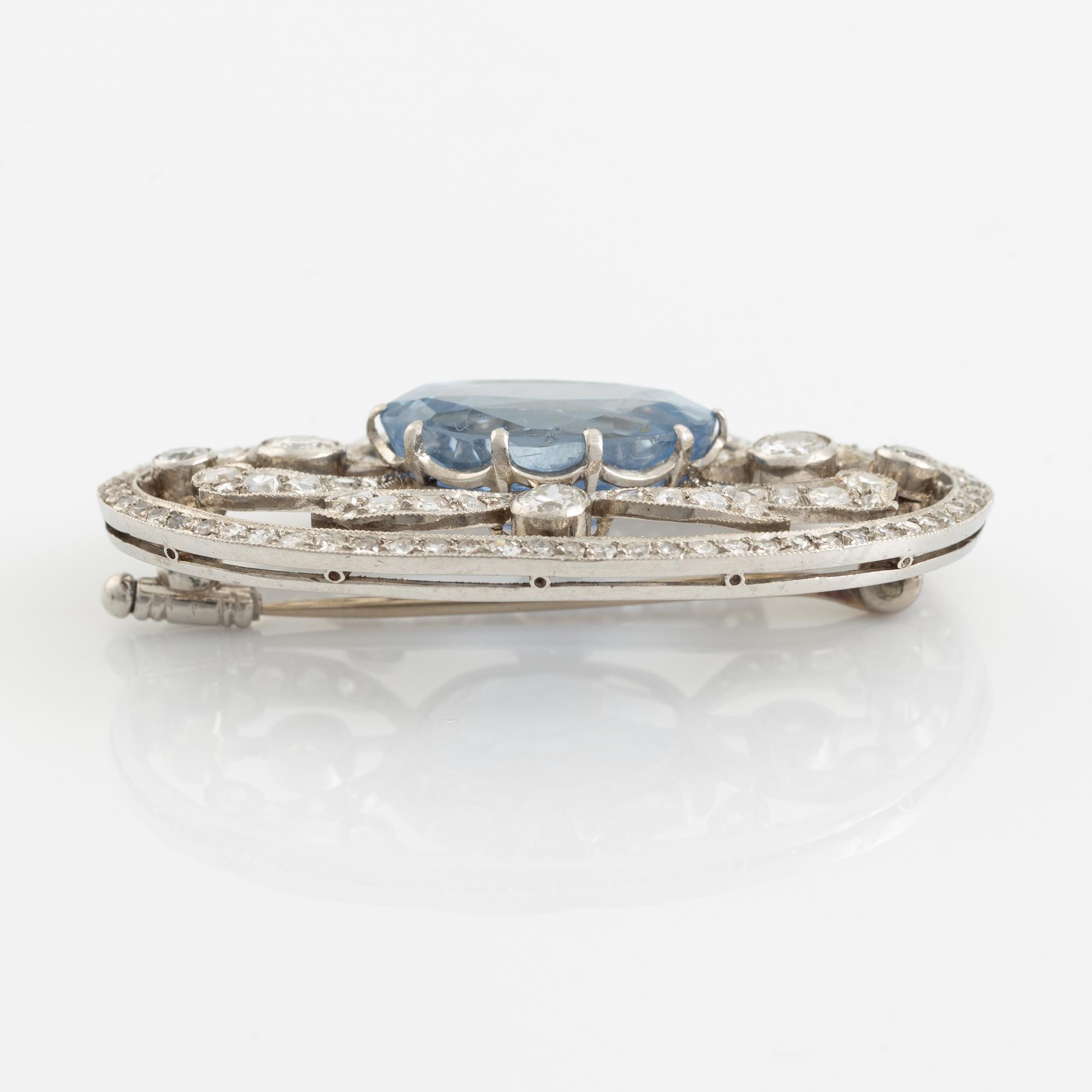 WA Bolin brosch platina med en fasettslipad safir och gammal- och åttkantslipade diamanter.