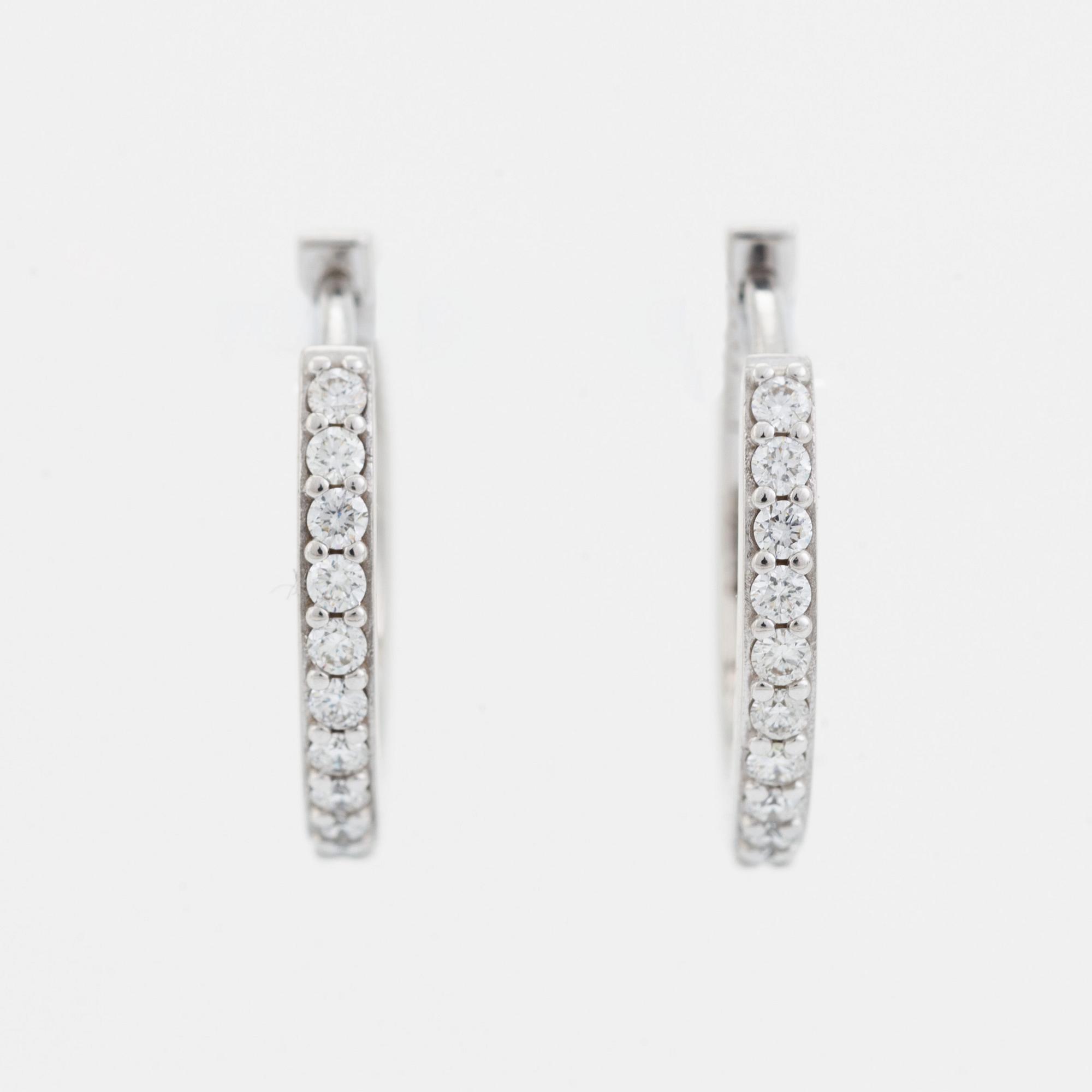 Örhängen, kreoler med briljantslipade diamanter.