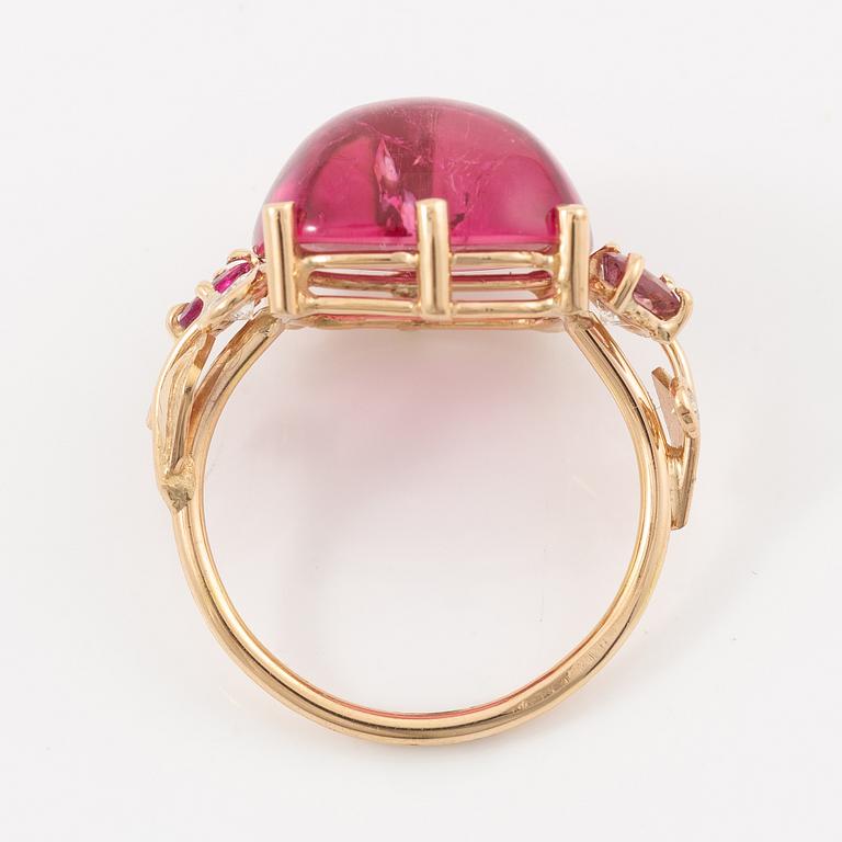 Ring, Mandelstam, 18K gold with cabochon-cut rubelite (tourmaline) and brilliant-cut diamonds and tourmalines.