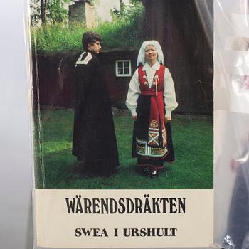 FOLKDRÄKT. Värendsdräkt år 1963 med dräktsmycken.