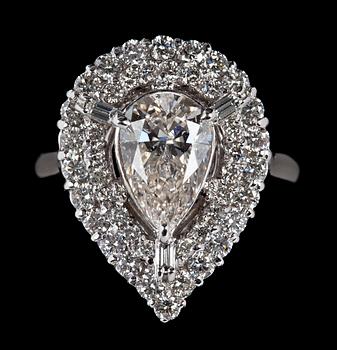 1110. RING, droppslipad diamant, 1.58 ct samt mindre briljantslipade diamanter, tot. 1.20 ct.