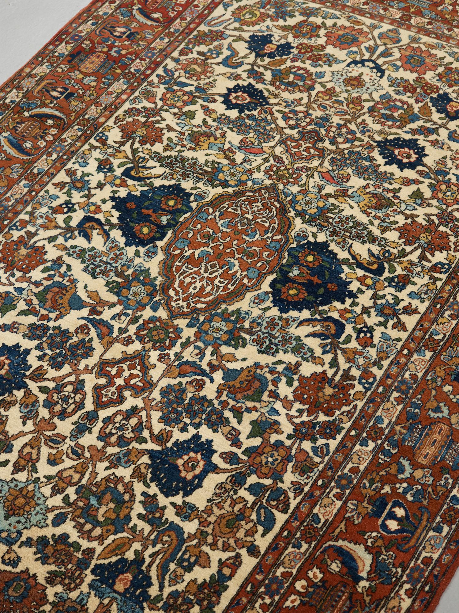 A semi-antique carpet from Esfahan, around 216 x139 cm.