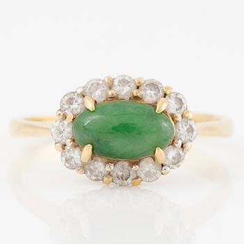 Ring, 18K guld med cabochonslipad krysopras och briljantslipade diamanter.