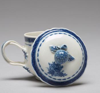 CREMEKOPPAR med LOCK, nio stycken, med BRICKA, kompaniporslin. Qingdynastin, Jiaqing (1796-1820).