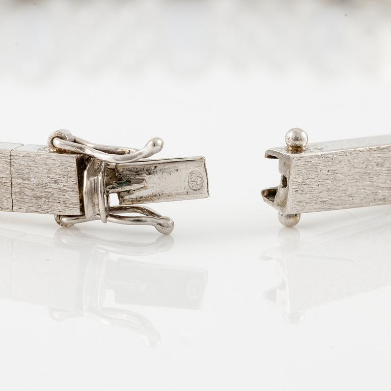 Bracelet, 18K white gold with sapphires and brilliant-cut diamonds.