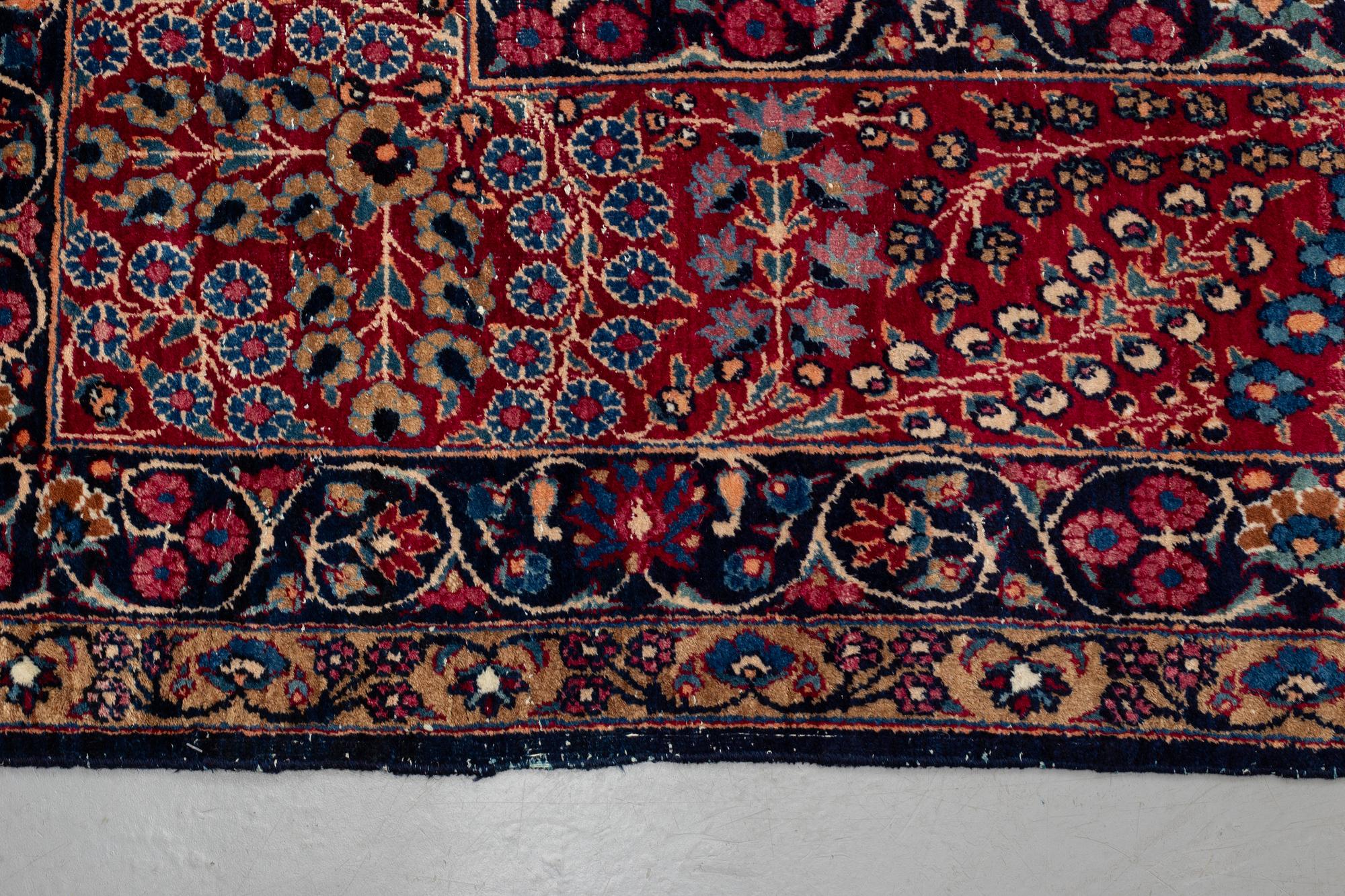 A carpet, an antique/a semi-antique Yezd, ca 557-562 x 366,5-370,5 cm.
