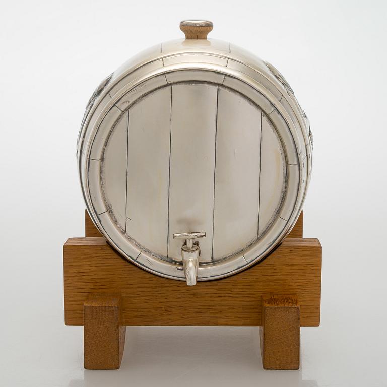 Tynnyri, hopeaa puujalustalla, Auran Kultaseppä, Turku 1969.