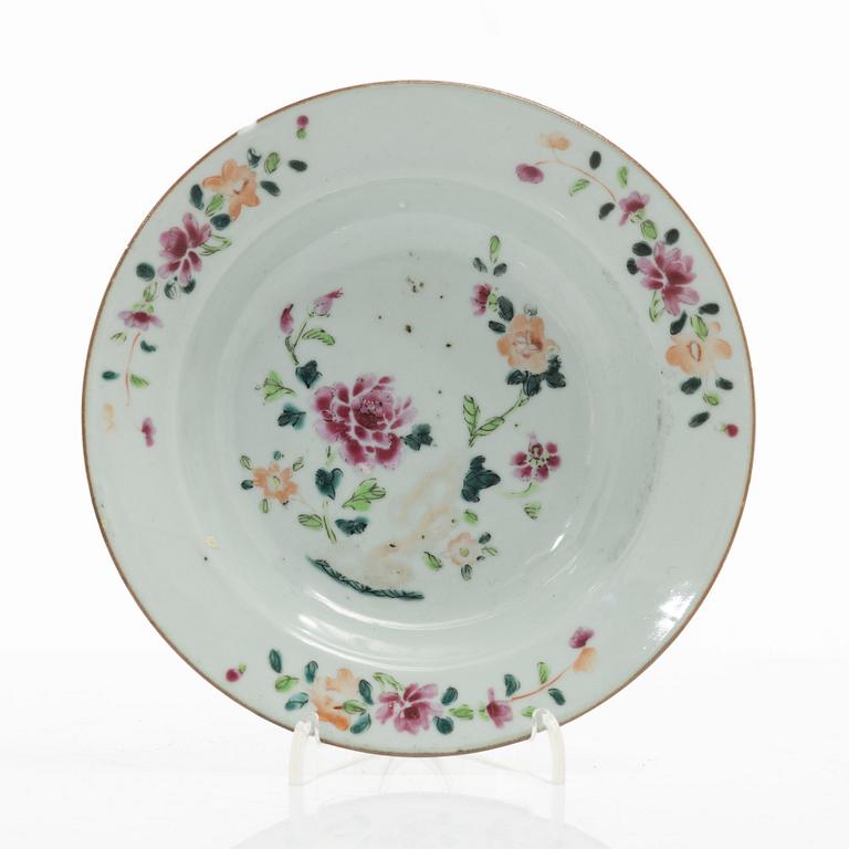 Bålskål, spilkum och bärtallrikar, ett par, porslin. Kina, Qingdynastin, 1700-tal.