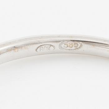 Ring 14K white gold with a sapphire and small brilliant-cut diamonds.