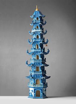 422. A blue and white 8 tiered porcelain pagoda, Qing dynasty, Qianlong/Jiaqing 1750-1800.