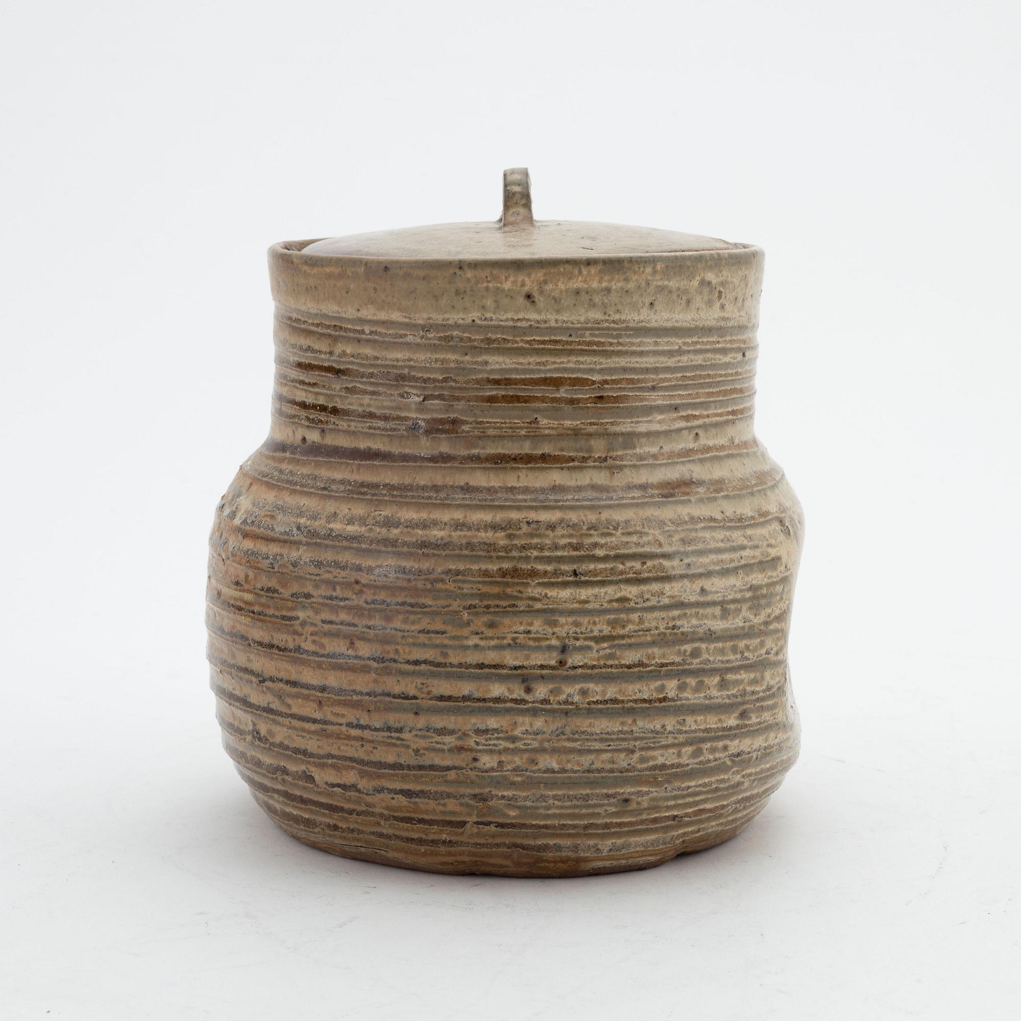 Unknown artist, a Japanese stoneware jar with cover, first half of the 20th Century.