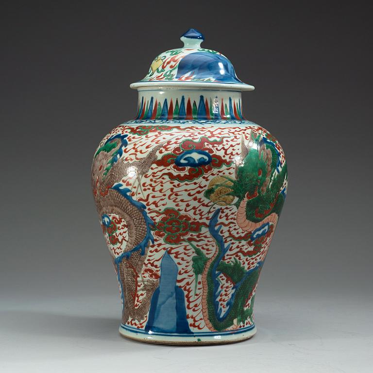A large Transitional wucai jar with cover, 17th Century.