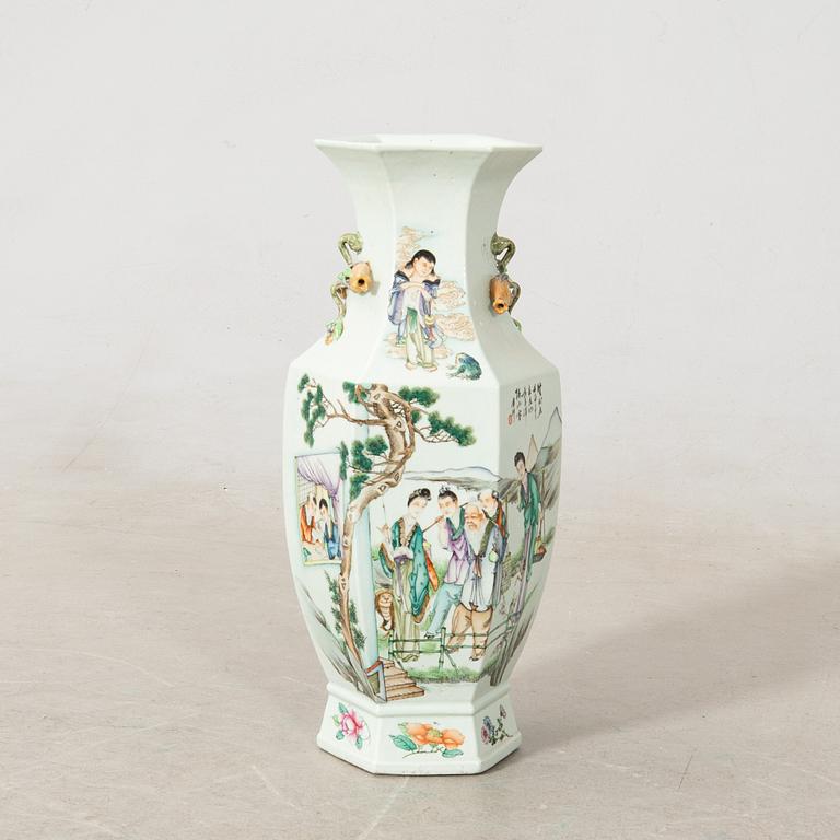 Floor vase China 20th century porcelain.